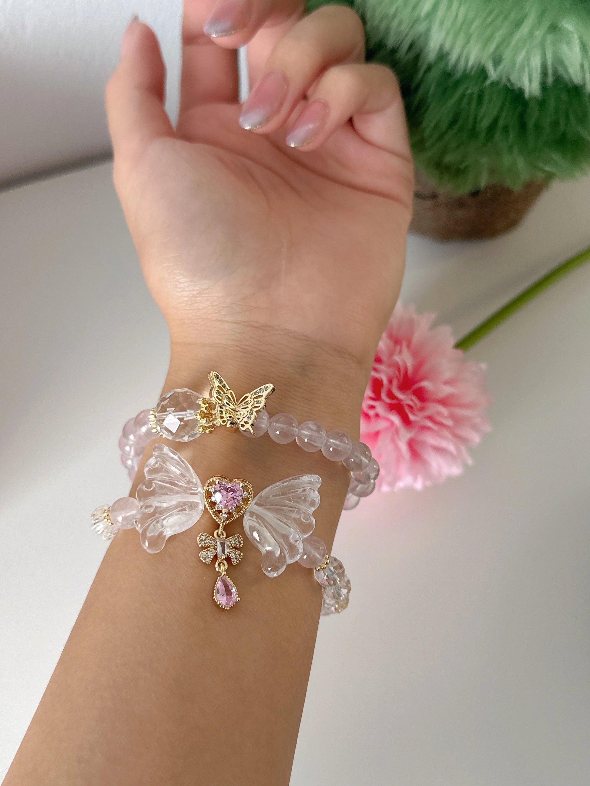 Zweifach tragbares Armband aus Rosenquarz mit vergoldetem Schmetterlings- und Herzanhänger