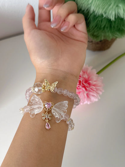 Zweifach tragbares Armband aus Rosenquarz mit vergoldetem Schmetterlings- und Herzanhänger