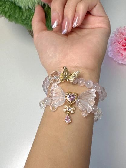 Zweifach tragbares Armband aus Rosenquarz mit vergoldetem Schmetterlings- und Herzanhänger