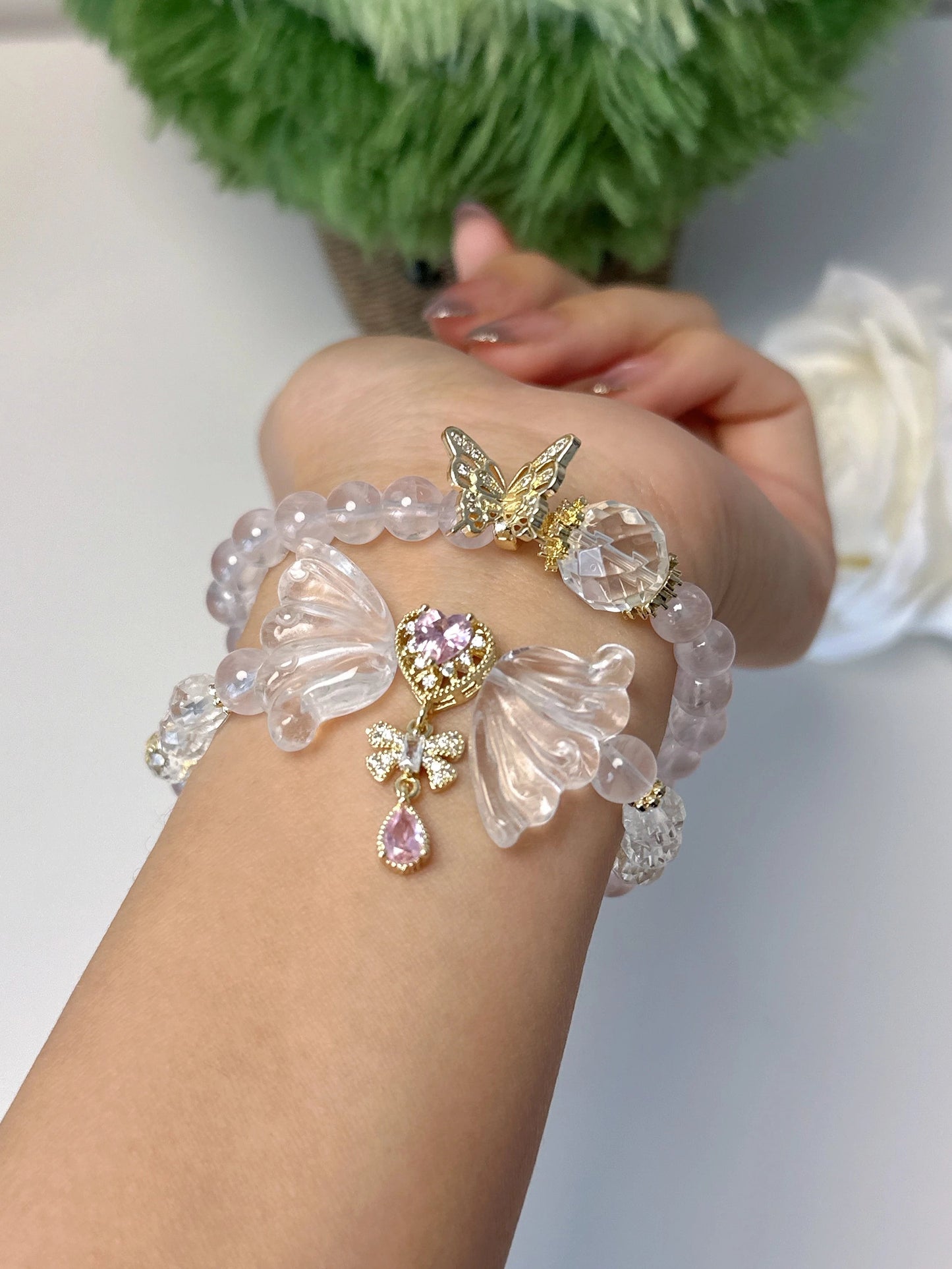 Zweifach tragbares Armband aus Rosenquarz mit vergoldetem Schmetterlings- und Herzanhänger