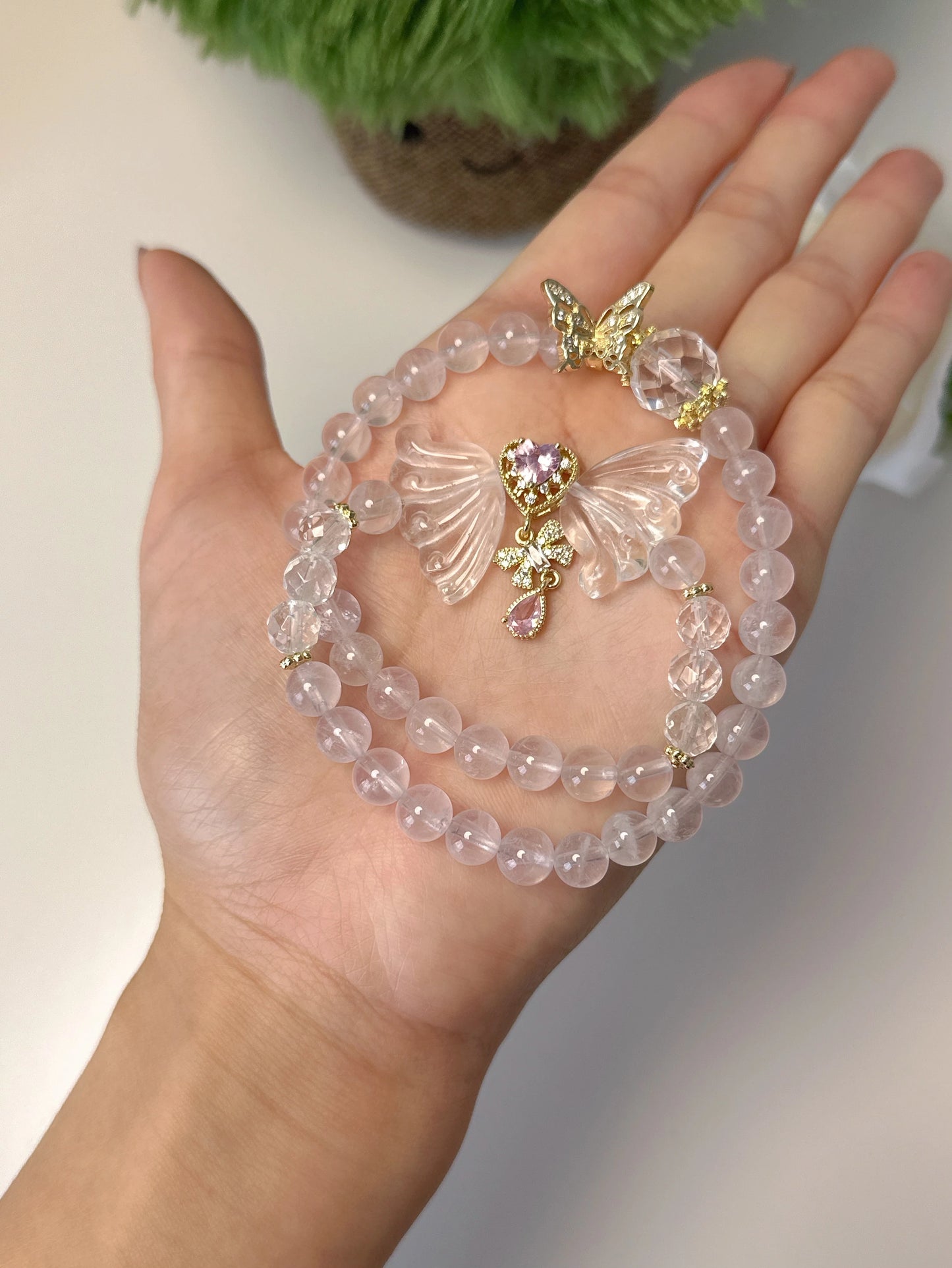 Zweifach tragbares Armband aus Rosenquarz mit vergoldetem Schmetterlings- und Herzanhänger