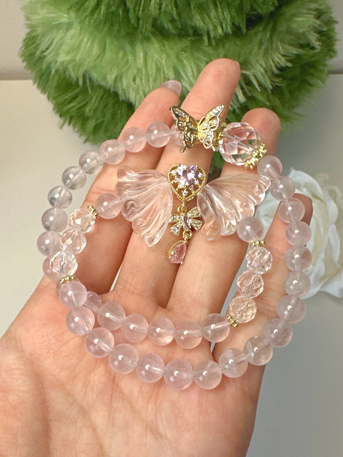 Zweifach tragbares Armband aus Rosenquarz mit vergoldetem Schmetterlings- und Herzanhänger