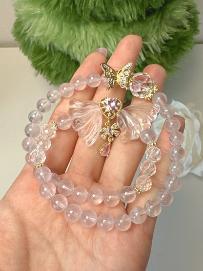 Zweifach tragbares Armband aus Rosenquarz mit vergoldetem Schmetterlings- und Herzanhänger