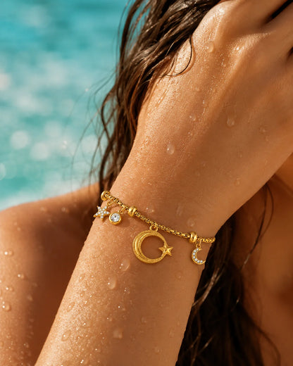 Frau trägt wasserfestes Mond Charm-Armband aus vergoldetem Titanstahl