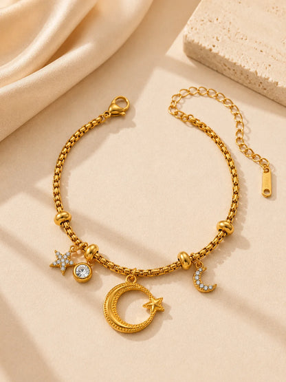 Vergoldetes Charm-Armband aus Titanstahl mit Mond-, Stern- und Zirkonia-Elementen