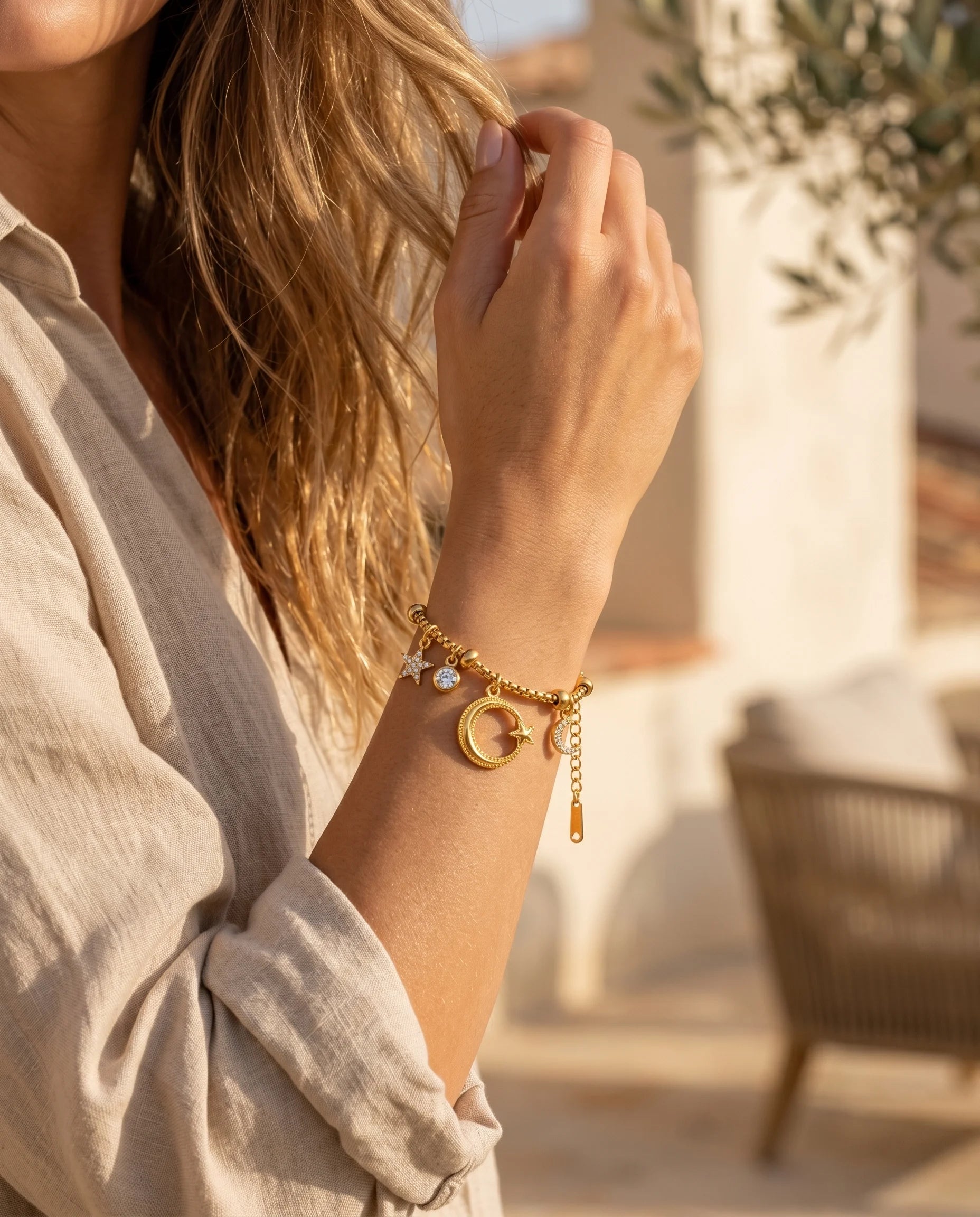 Elegantes wasserfestes Titanstahl Armband mit Mond- und Stern-Charm am Handgelenk