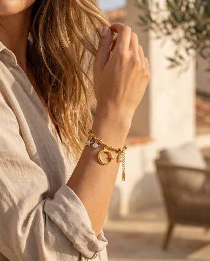 Elegantes wasserfestes Titanstahl Armband mit Mond- und Stern-Charm am Handgelenk