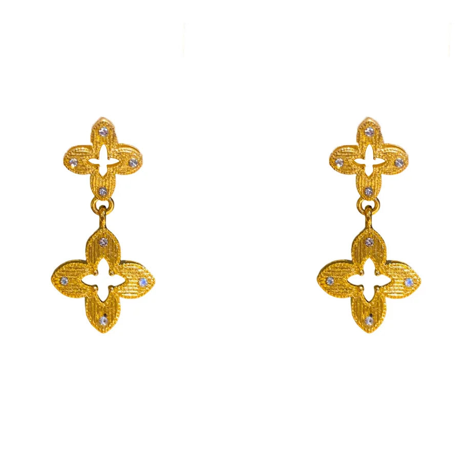 Detaillierte Kleeblatt-Ohrhänger "Ina" aus vergoldetem Kupfer mit S925 Silbernadeln und funkelnden Zirkonia-Steinen