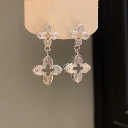 Detaillierte Kleeblatt-Ohrhänger "Ina" aus vergoldetem Kupfer mit S925 Silbernadeln und funkelnden Zirkonia-Steinen