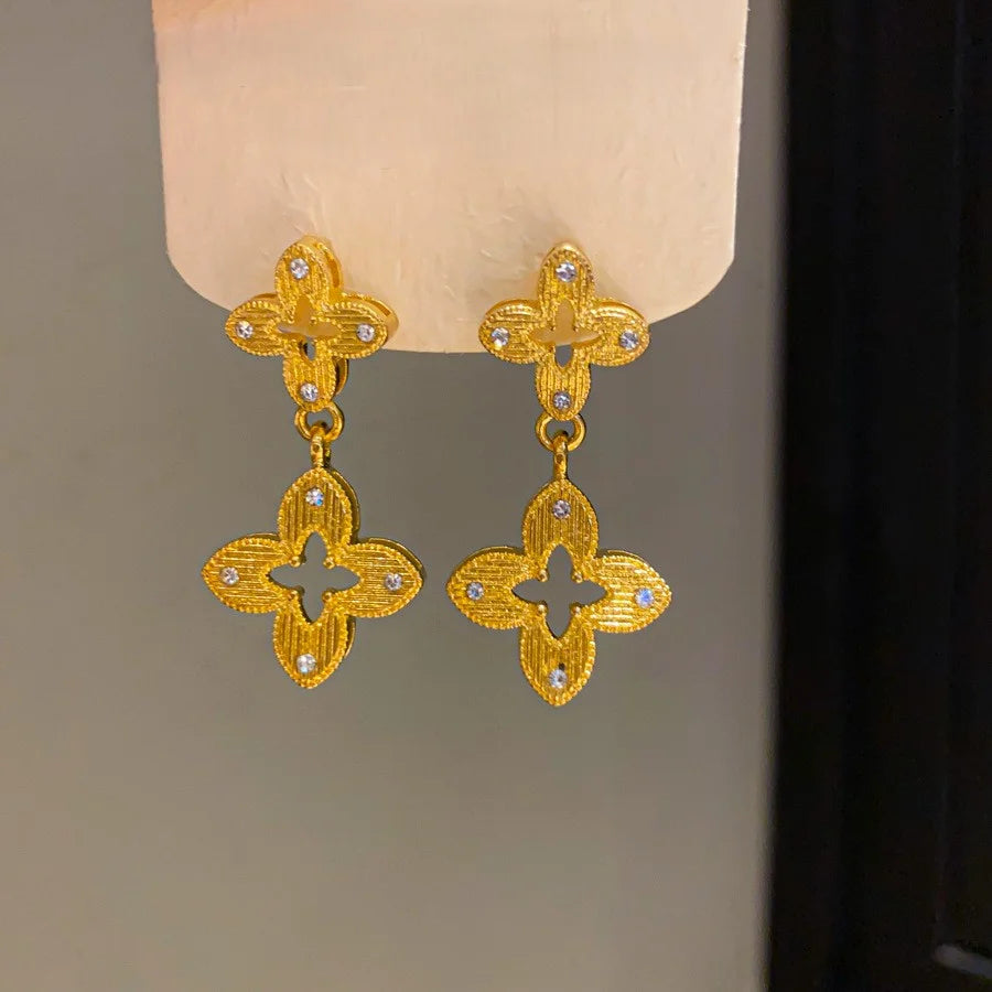 Detaillierte Kleeblatt-Ohrhänger "Ina" aus vergoldetem Kupfer mit S925 Silbernadeln und funkelnden Zirkonia-Steinen