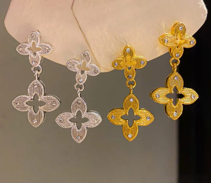 Detaillierte Kleeblatt-Ohrhänger "Ina" aus vergoldetem Kupfer mit S925 Silbernadeln und funkelnden Zirkonia-Steinen
