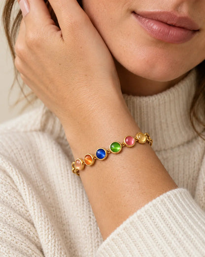 Buntes Katzenauge Armband in Gold am Handgelenk getragen