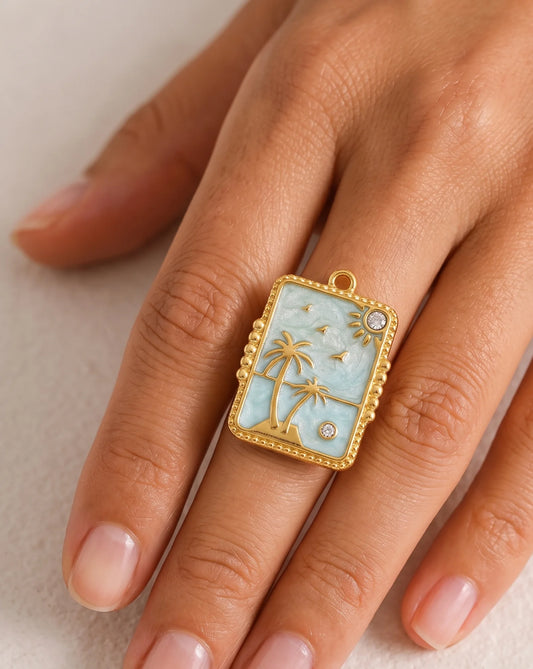 Goldener, rechteckiger Anhänger aus 18K vergoldetem Titanstahl mit hellblauer Emaille, verziert mit einem Palmen-Motiv und funkelnden Zirkonia-Kristallen für personalisierbare Armbänder und Ketten