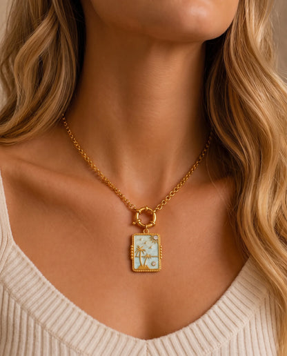 Goldener, rechteckiger Anhänger aus 18K vergoldetem Titanstahl mit hellblauer Emaille, verziert mit einem Palmen-Motiv und funkelnden Zirkonia-Kristallen für personalisierbare Armbänder und Ketten