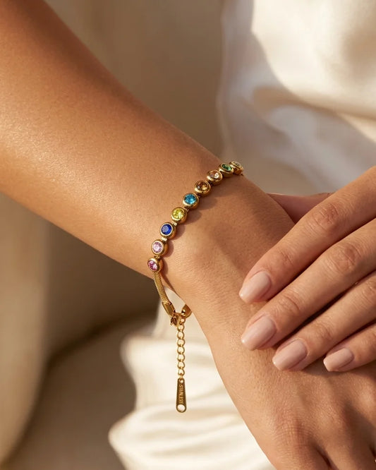 Elegantes Jade's Prism Sparkle Bracelet aus 18K vergoldetem Titanstahl mit bunten Zirkonia-Steinen auf einer Schlangenkette