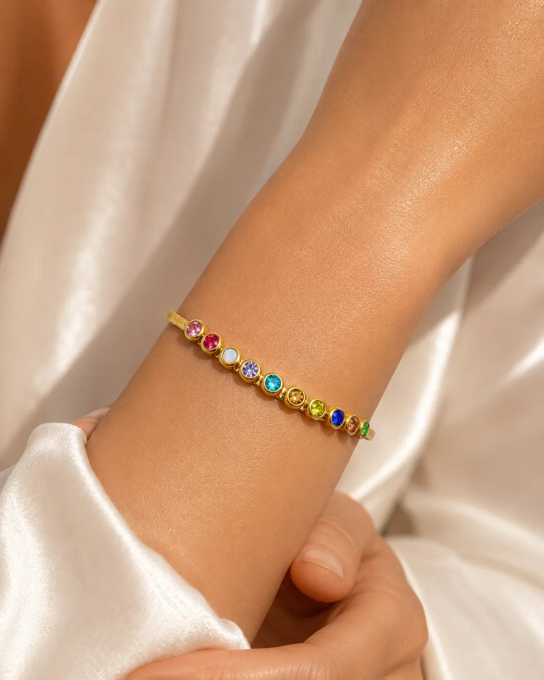 Elegantes Jade's Prism Sparkle Bracelet aus 18K vergoldetem Titanstahl mit bunten Zirkonia-Steinen auf einer Schlangenkette