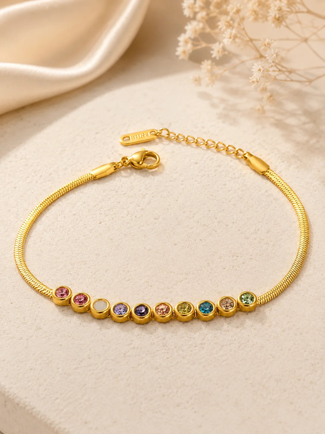 Elegantes Jade's Prism Sparkle Bracelet aus 18K vergoldetem Titanstahl mit bunten Zirkonia-Steinen auf einer Schlangenkette