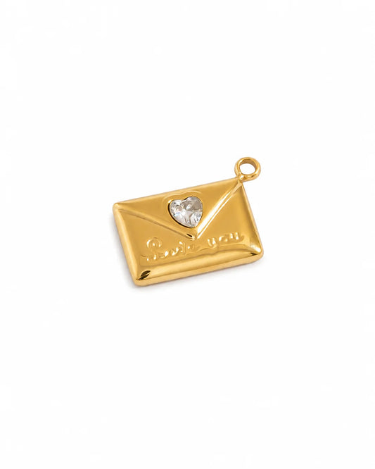 Goldener Anhänger aus 18K vergoldetem Titanstahl in Form eines Briefumschlags mit "Love you" Prägung und einem herzförmigen Zirkonia-Kristall als Siegel für personalisierbare Armbänder und Ketten