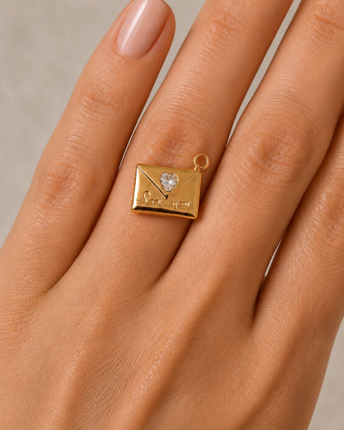 Goldener Anhänger aus 18K vergoldetem Titanstahl in Form eines Briefumschlags mit "Love you" Prägung und einem herzförmigen Zirkonia-Kristall als Siegel für personalisierbare Armbänder und Ketten