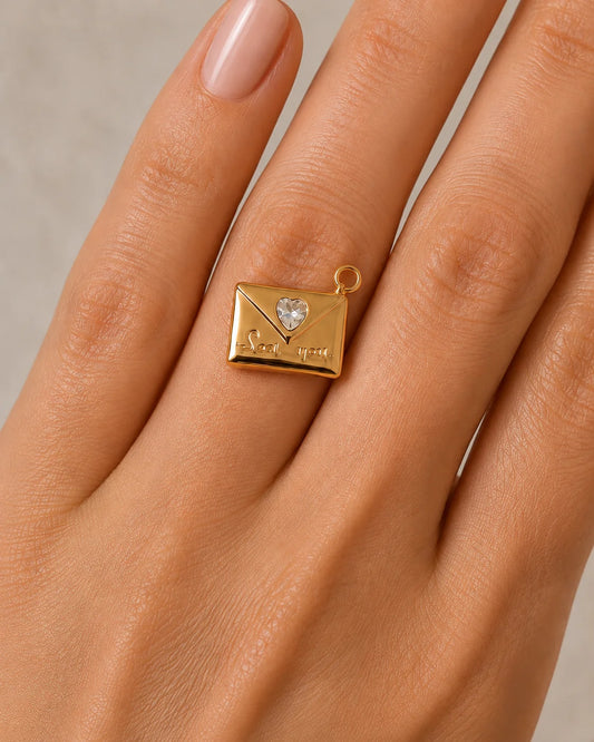 Goldener Anhänger aus 18K vergoldetem Titanstahl in Form eines Briefumschlags mit "Love you" Prägung und einem herzförmigen Zirkonia-Kristall als Siegel für personalisierbare Armbänder und Ketten