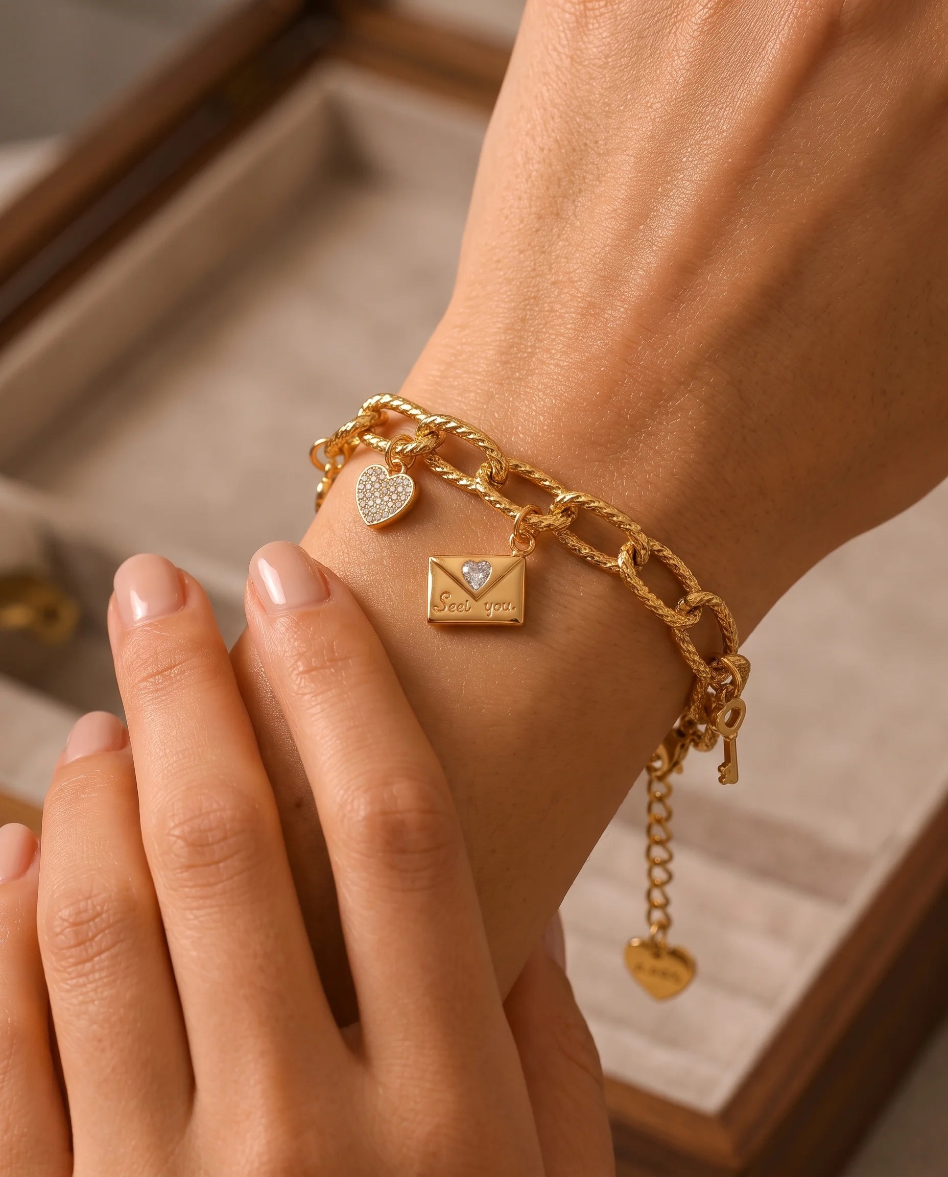 Goldener Anhänger aus 18K vergoldetem Titanstahl in Form eines Briefumschlags mit "Love you" Prägung und einem herzförmigen Zirkonia-Kristall als Siegel für personalisierbare Armbänder und Ketten