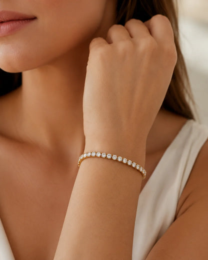 Frau trägt klassisches Zirkonia Tennisarmband aus Titanstahl