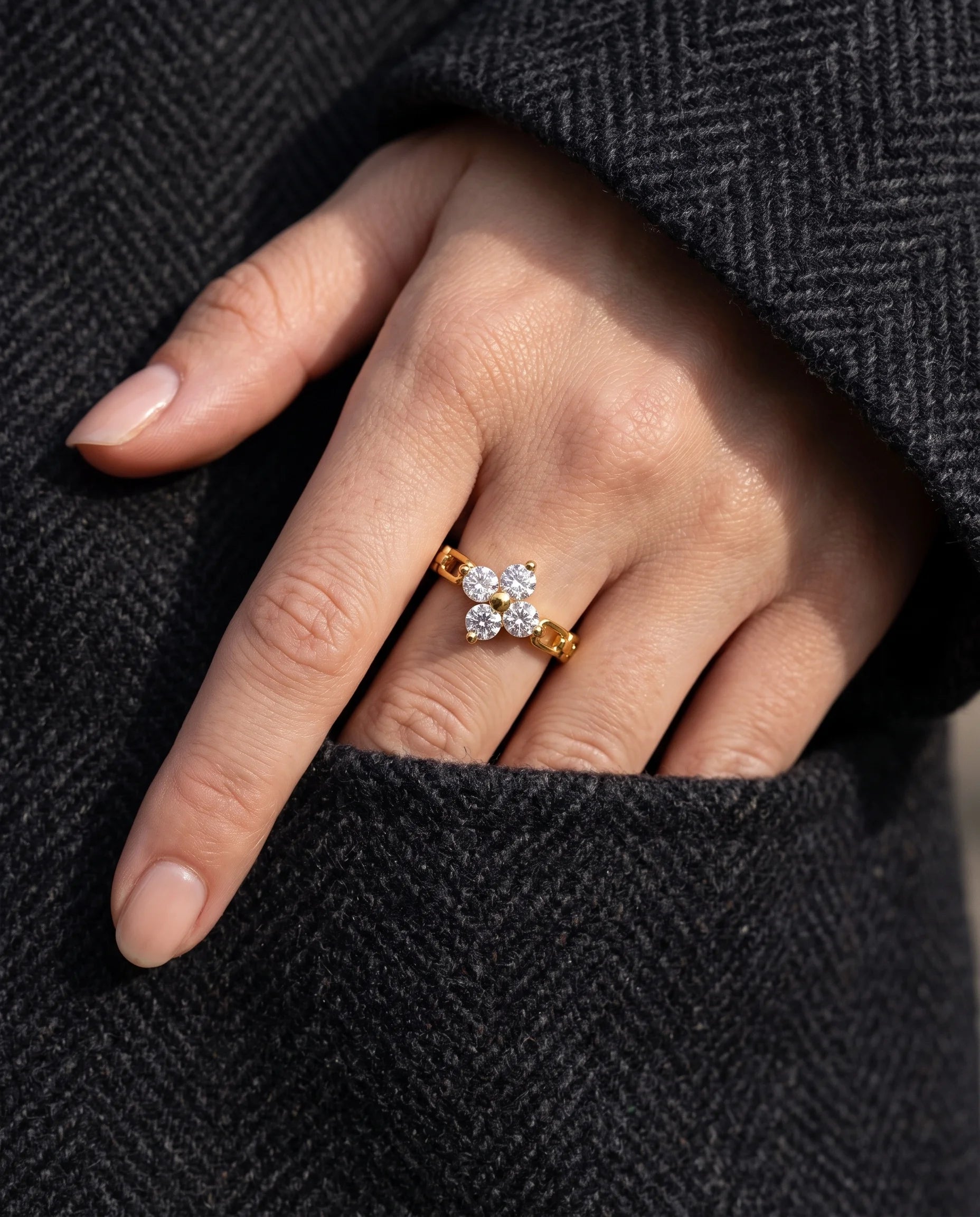 Vergoldeter Titanstahl Ring mit Kleeblatt-Design und funkelnden Zirkonia