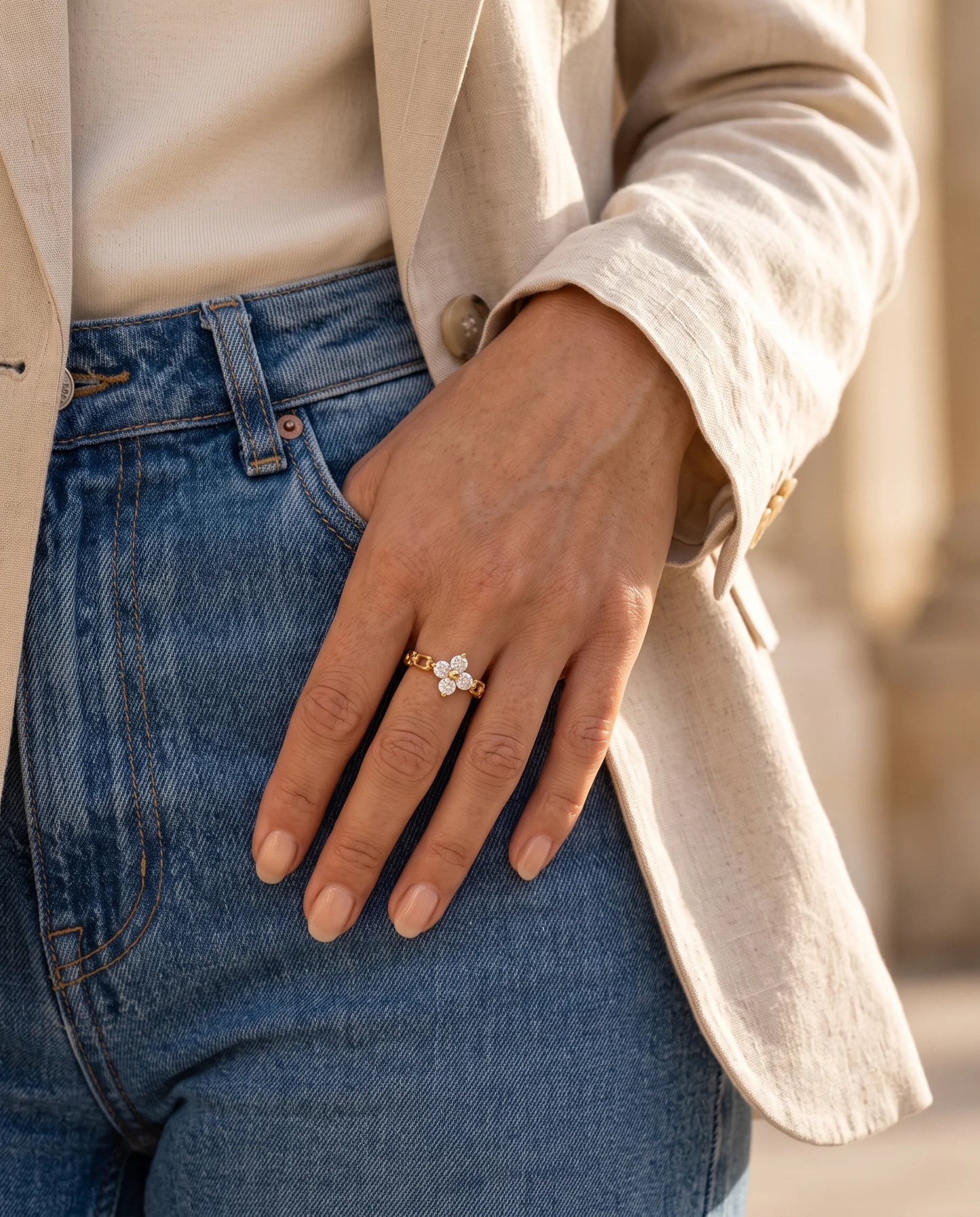 Frau trägt vergoldeten Kleeblatt Ring mit Zirkonia