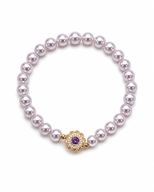 Lia's Lavendel-Blüte Armband aus zartvioletten Kunstperlen mit einem blumenförmigen goldenen Anhänger und violettem Zirkonia