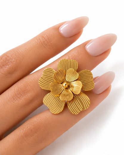 Layered Blossom Charm aus vergoldetem Titanstahl im Detail