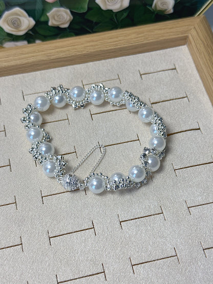 Glänzendes Leona Armband mit weißen Perlen und Strass-Verzierung, ausgestattet mit einem praktischen Magnetverschluss