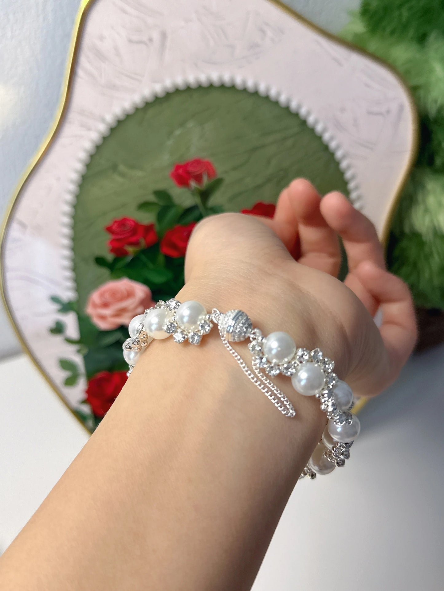 Glänzendes Leona Armband mit weißen Perlen und Strass-Verzierung, ausgestattet mit einem praktischen Magnetverschluss