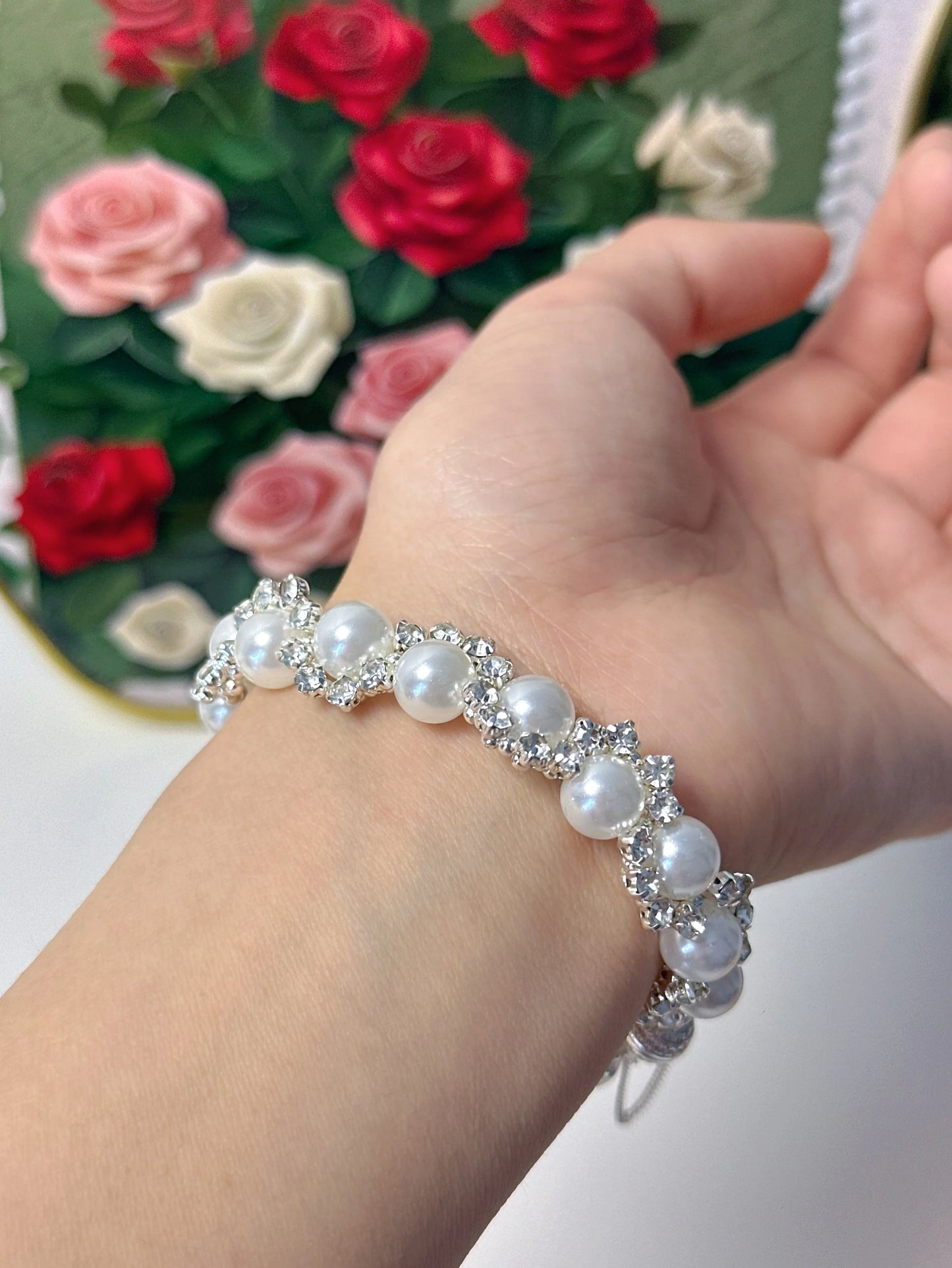 Glänzendes Leona Armband mit weißen Perlen und Strass-Verzierung, ausgestattet mit einem praktischen Magnetverschluss