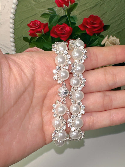 Glänzendes Leona Armband mit weißen Perlen und Strass-Verzierung, ausgestattet mit einem praktischen Magnetverschluss
