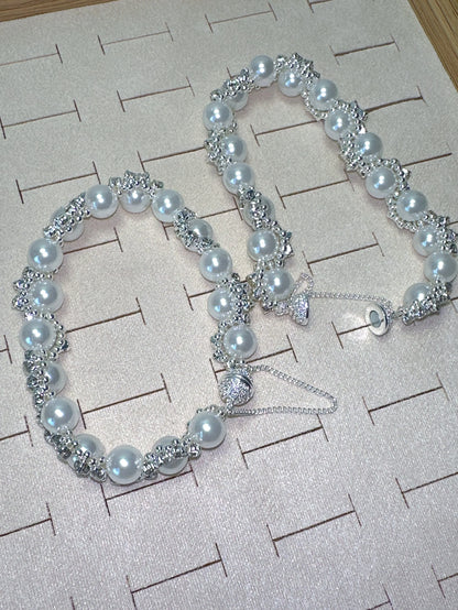 Glänzendes Leona Armband mit weißen Perlen und Strass-Verzierung, ausgestattet mit einem praktischen Magnetverschluss