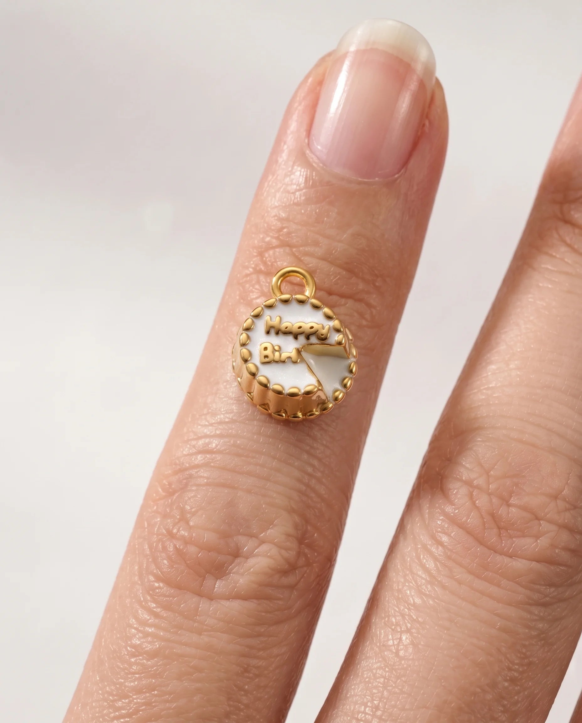 Goldener Anhänger aus 18K vergoldetem Titanstahl in Form eines Geburtstagskuchens mit weißer Emaille-Glasur, „Happy Birthday“-Schriftzug und einem angeschnittenen Stück für personalisierbare Armbänder und Ketten