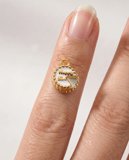 Goldener Anhänger aus 18K vergoldetem Titanstahl in Form eines Geburtstagskuchens mit weißer Emaille-Glasur, „Happy Birthday“-Schriftzug und einem angeschnittenen Stück für personalisierbare Armbänder und Ketten