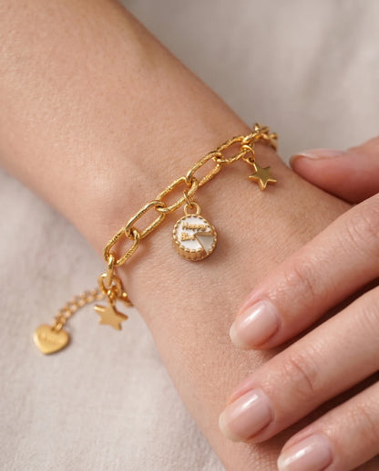 Goldener Anhänger aus 18K vergoldetem Titanstahl in Form eines Geburtstagskuchens mit weißer Emaille-Glasur, „Happy Birthday“-Schriftzug und einem angeschnittenen Stück für personalisierbare Armbänder und Ketten