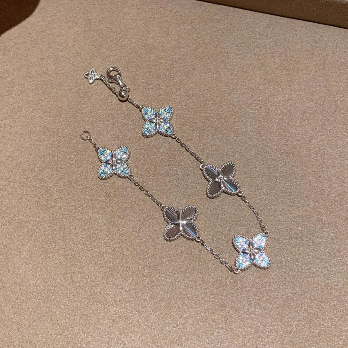 Filigranes versilbertes Armband "Lia" mit fünf Kleeblatt-Motiven, verziert mit hellblauen Zirkonia und Sonnenstrahl-Struktur