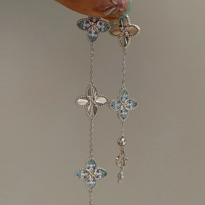 Filigranes versilbertes Armband "Lia" mit fünf Kleeblatt-Motiven, verziert mit hellblauen Zirkonia und Sonnenstrahl-Struktur