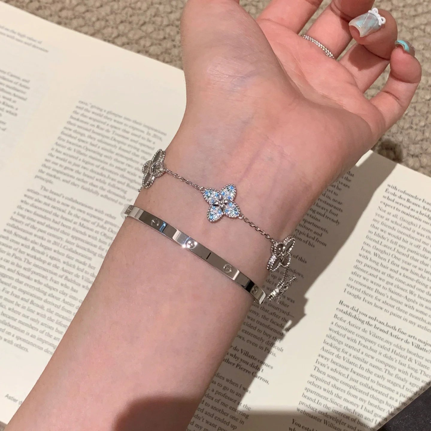 Filigranes versilbertes Armband "Lia" mit fünf Kleeblatt-Motiven, verziert mit hellblauen Zirkonia und Sonnenstrahl-Struktur