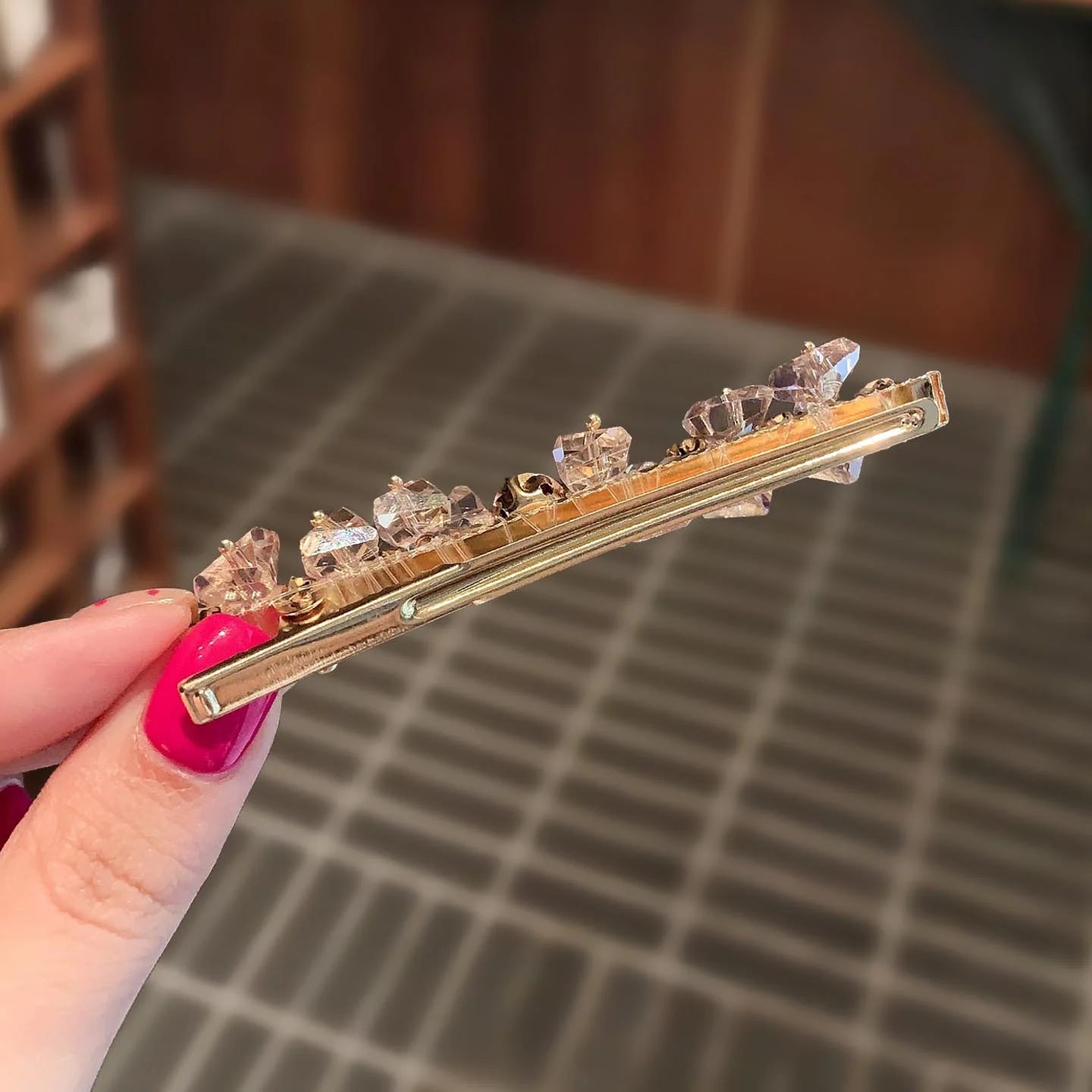 Handgefertigte goldene Haarspange "Lina" mit funkelnden rosa und klaren Kristallen in geometrischer Anordnung