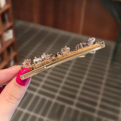 Handgefertigte goldene Haarspange "Lina" mit funkelnden rosa und klaren Kristallen in geometrischer Anordnung