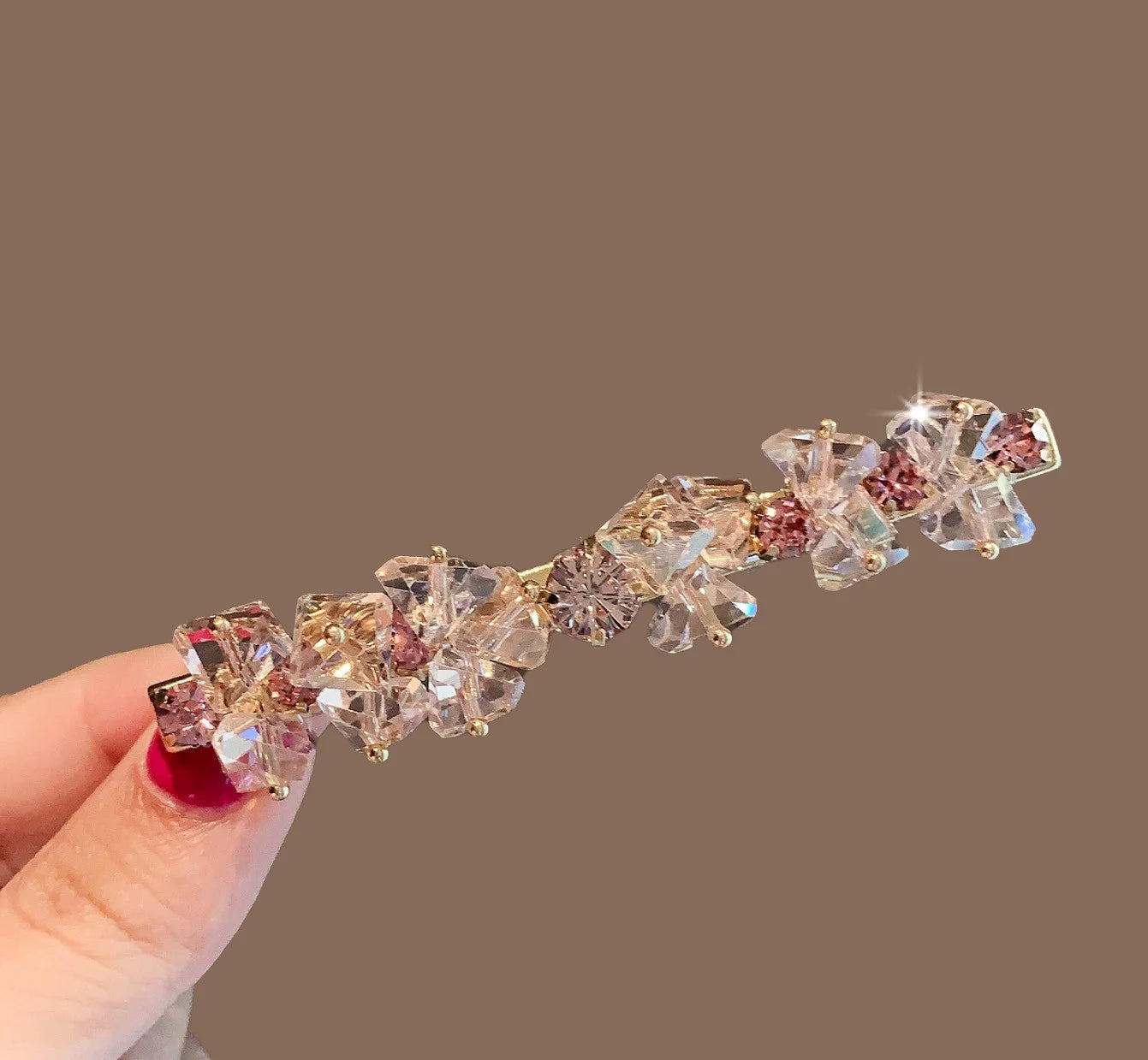 Handgefertigte goldene Haarspange "Lina" mit funkelnden rosa und klaren Kristallen in geometrischer Anordnung