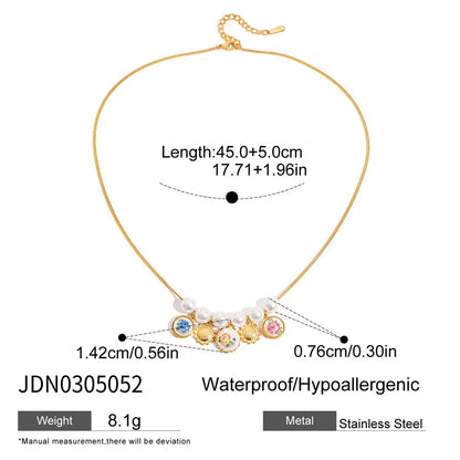 Goldene Halskette "Linnea" aus Edelstahl mit Perlen und Vintage-Blumen-Medaillons