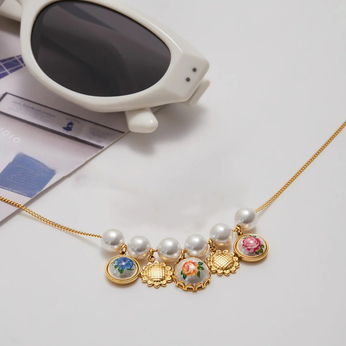 Goldene Halskette "Linnea" aus Edelstahl mit Perlen und Vintage-Blumen-Medaillons