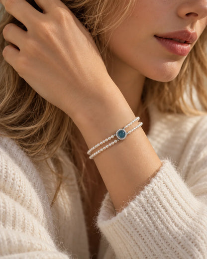 Liora Aquamarin Perlenarmband im Doppelstrang am Handgelenk getragen