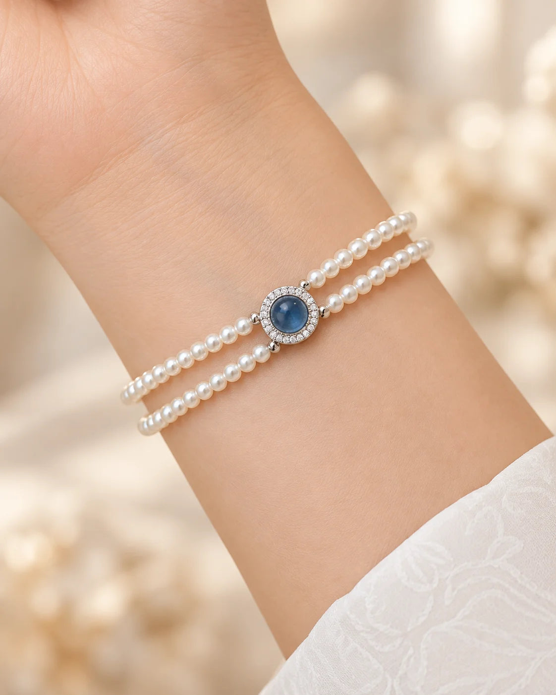 Aquamarin Perlenarmband mit zarten Perlen am Handgelenk