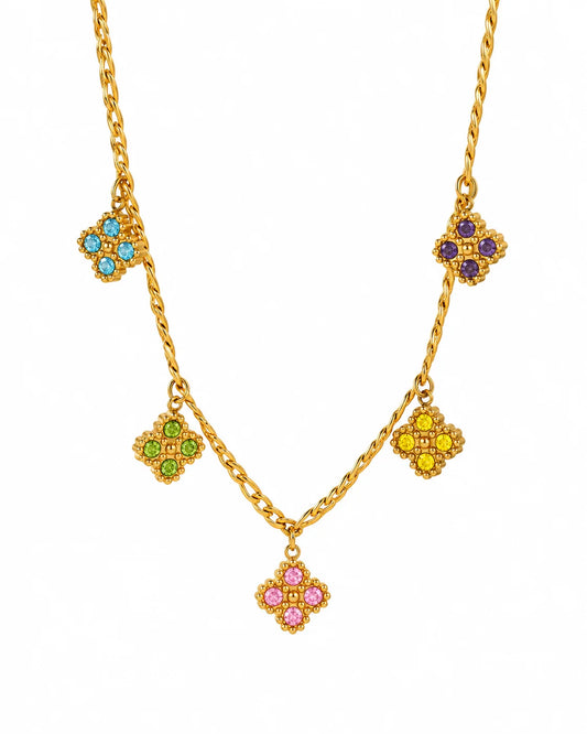 Goldene Livia Kleeblattkette mit fünf bunten Zirkonia-Anhängern in Blau, Violett, Grün, Gelb und Rosa auf weißem Hintergrund