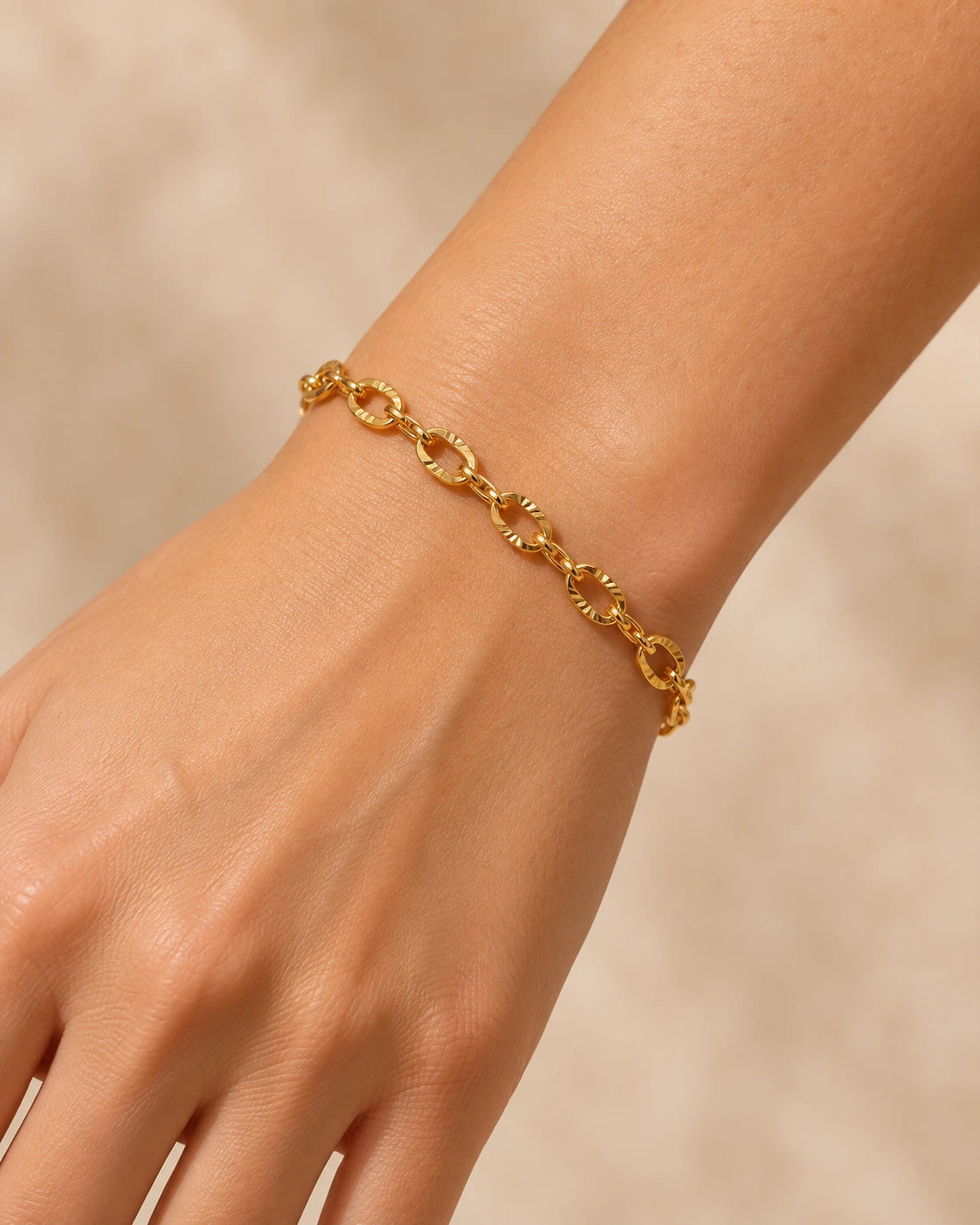 Goldenes Livia Feinarmband aus 18K-vergoldetem Edelstahl mit strukturierten ovalen Gliedern und Verlängerungskette